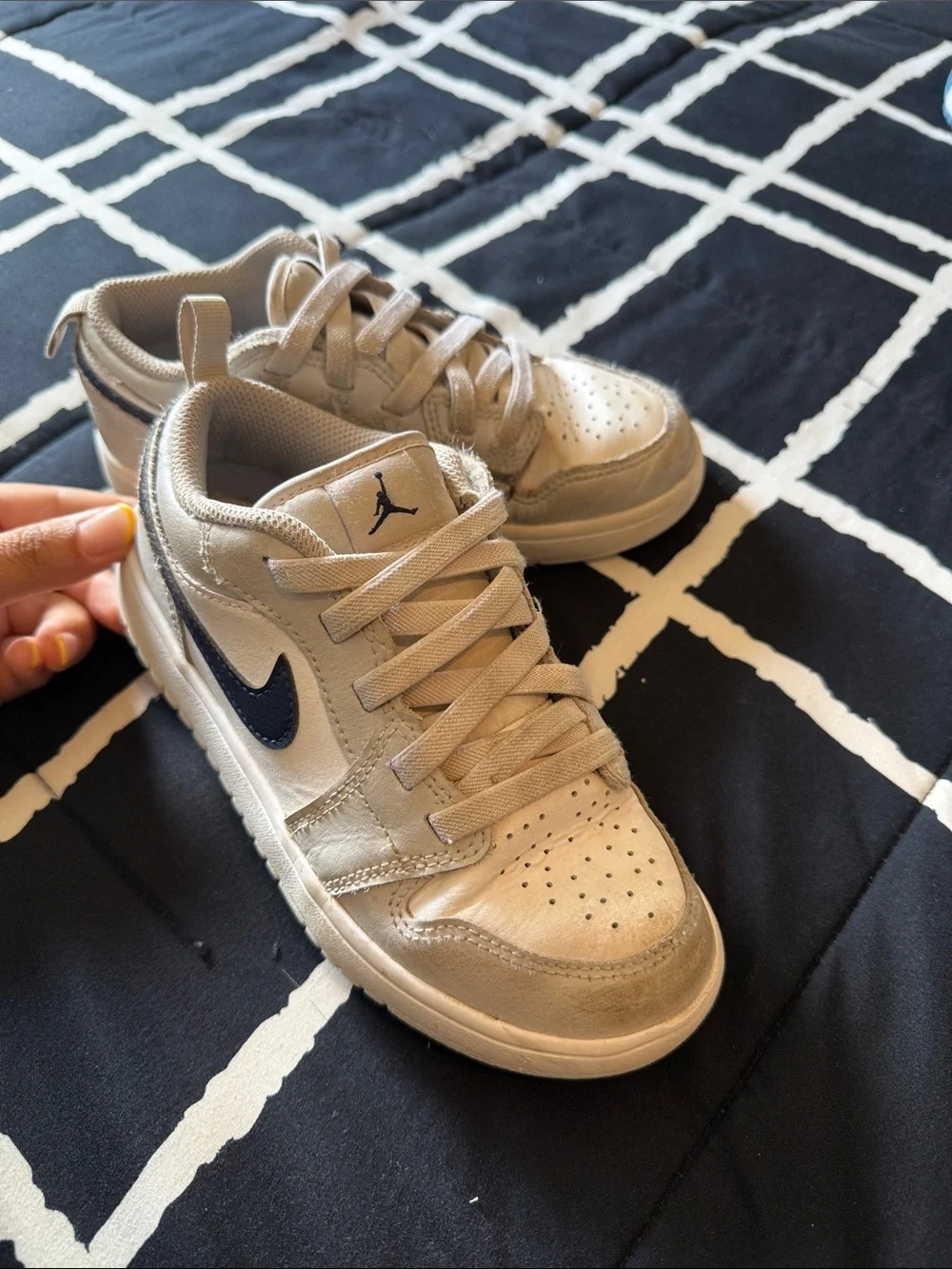 Nike Kids Low-Top Sneakers in Beige with Navy Swoosh